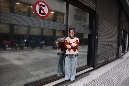 El lenguaje de la calle le sienta bien. En la vía pública suele presentarse con su banda Carniceros del amor