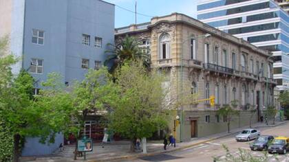 El Lenguas Vivas está ubicado en Carlos Pellegrini, entre Arroyo y Posadas