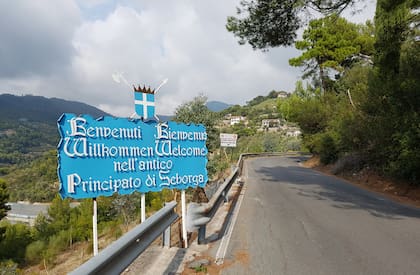 El letrero de bienvenida al principado, en varios idiomas. El turismo es una de las principales fuentes de ingreso del lugar.