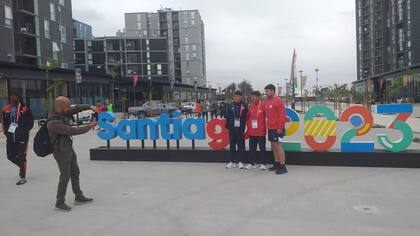 El letrero de los Juegos de Santiago 2023 es el lugar elegido por los atletas en la Villa Panamericana