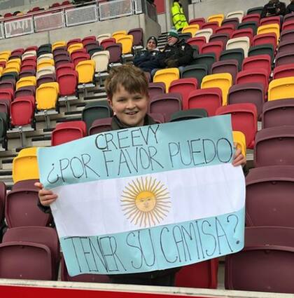 El letrero deja claro que la admiración por el número 2 argentino no es de un compatriota, pero Creevy entendió el mensaje...
