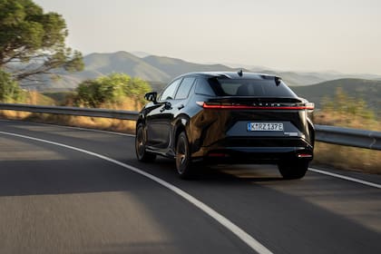 El Lexus RZ 500e entrega una potencia combinada de 380 CV
