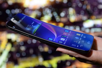 El LG Flex, el primer modelo con pantalla curva que se presenta en la Argentina