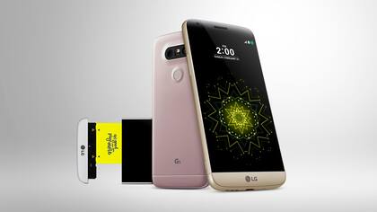 El LG G5 tiene una base desmontable; se saca la batería y se reemplaza por otro accesorio