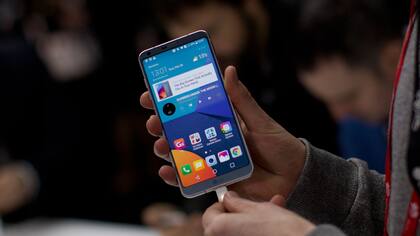 El LG G6 integra una pantalla de 5,7 pulgadas en el cuerpo de un smartphone de 5,2 pulgadas tradicionales