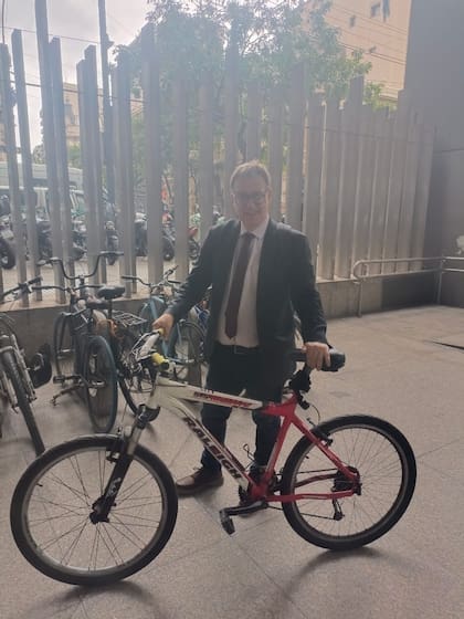 El libertario Eduardo Falcone llegó esta mañana en bicicleta a Diputados