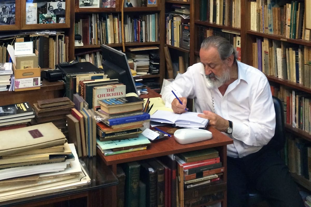 A los 82 años, murió el librero anticuario Alberto Casares, en cuyo local Borges se despidió de Buenos Aires en 1985
