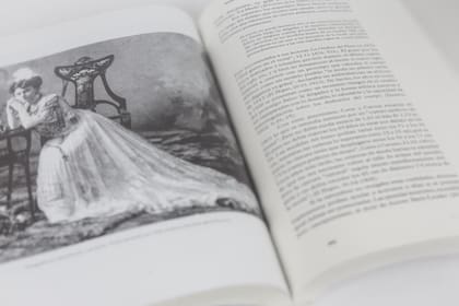 El libro "Bien vestidos" recopila material de la época