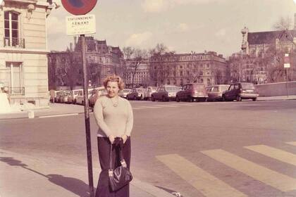 El libro comienza con un par de imágenes de 1951.