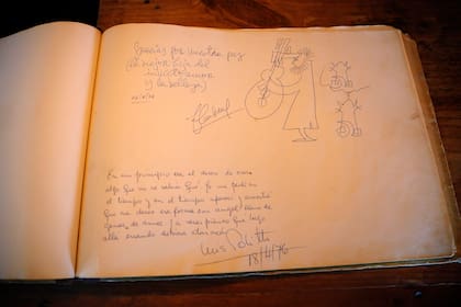 El libro con la firma de los visitantes