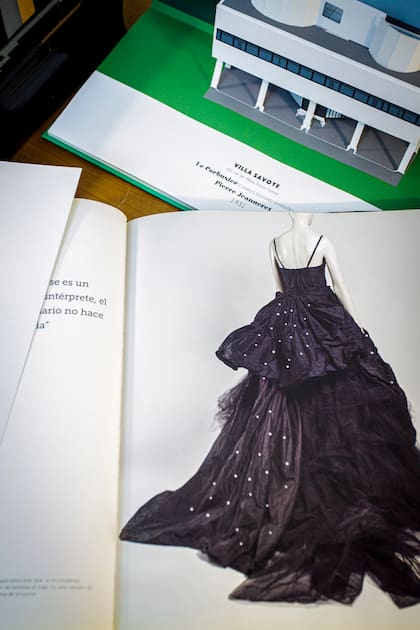 El libro de la Colección Tesoro, Vestuario del Teatro San Martín, abierto en una de las páginas correspondientes al vestuario del ballet Beethoven B, obra de Ferrari.