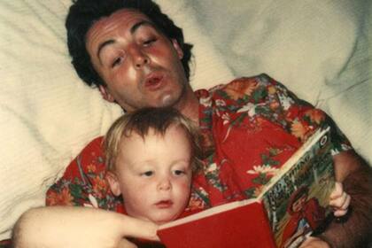 Paul le lee un cuento a su hijo James; la foto fue tomada por su primer esposa, Linda