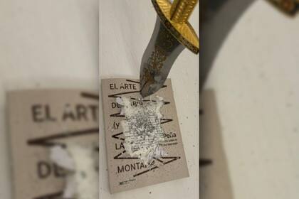 El libro del exjefe de Gabinete de Mauricio Macri, Marcos Peña, con una daga clavada en su tapa