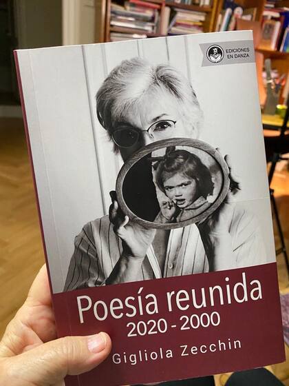 El libro fue publicado por Ediciones en Danza e incluye un álbum de fotos personales de la autora