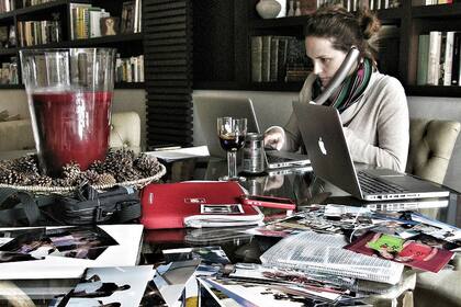 El libro iba a llamarse Desfilar para Khadafi, pero su marido se lo prohibió