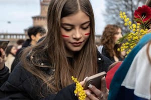 El libro "La generación ansiosa", de Jonathan Haidt, provocó una reflexión global sobre el uso del teléfono móvil