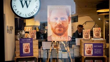 El libro publicado por el príncipe Harry rompió récords de venta. Es el más vendido del año. Al mismo tiempo, representó un duro golpe para la popularidad de la monarquía británica