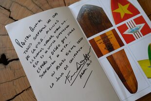 El libro que el surfer Fernando Aguerre, exdueño de Reef, le autografió a Dotto. "Admiro a mucha gente que ha logrado cosas increíbles. Fernando es uno de ellos", dice el exmanager.  