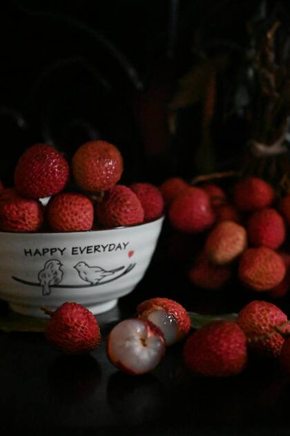 El lichi, una fruta milenaria originaria de China, combina sabor dulce con propiedades antioxidantes poderosas