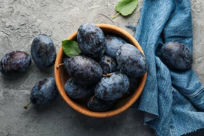 El licuado de ciruela se presenta como una alternativa natural y efectiva para promover la salud ósea y prevenir enfermedades neurodegenerativas