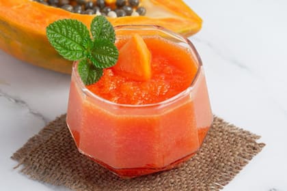 El licuado de papaya, avena y limón es una opción natural que puede ayudar a limpiar el colon y aliviar problemas digestivos. Estos ingredientes demostraron ser efectivos para desintoxicar el cuerpo, mejorar la digestión y fortalecer el sistema inmunológico.