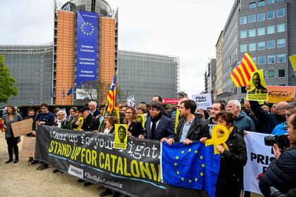 El líder catalán exiliado, Carles Puigdemont, asiste a una protesta en Bruselas después de que la Corte Suprema de España condenó a nueve líderes separatistas de Cataluña, el 15 de octubre de 2019