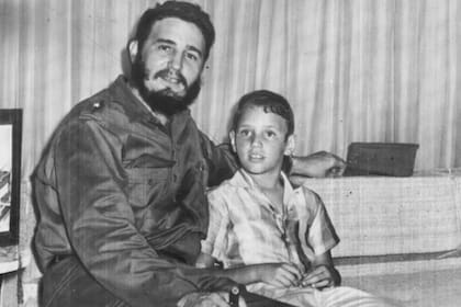 El líder cubano Fidel Castro junto a su hijo, también llamado Fidel, en 1959
