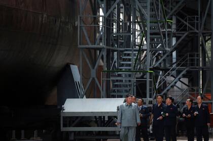 El líder de Corea del Norte, Kim Jong-un, se sacó fotos junto a un submarino nuevo