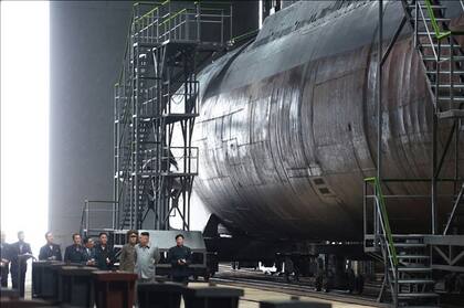 El líder de Corea del Norte, Kim Jong-un, se sacó fotos junto a un submarino nuevo