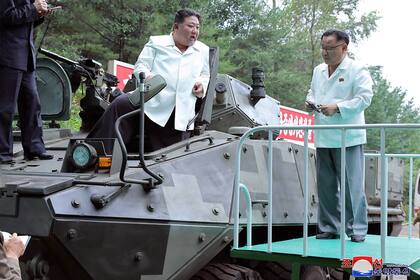 El líder de Corea del Norte, Kim Jong Un, se ubica sobre un vehículo blindado en su visita a una fábrica militar en Corea del Norte. (Agencia Central de Noticias de Corea vía AP)