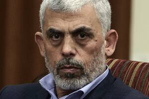 El líder de Hamás en la Franja de Gaza, Yahya Sinwar, participa en una reunión con el jefe de inteligencia general de Egipto, Khaled Fawzy, y otros funcionarios, en Cuidad de Gaza, el 3 de octubre de 2017.