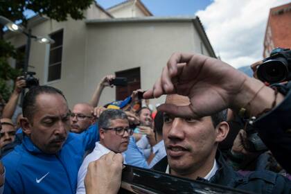 El líder de la Asamblea Nacional, Juan Guaido, quien se declaró a sí mismo presidente interino, saluda a gente después de asistir a misa en una iglesia en Caracas