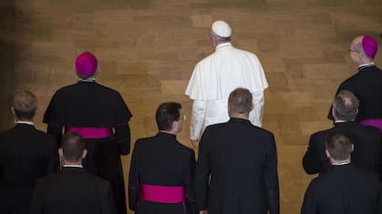 El líder de la Iglesia católica, Jorge Mario Bergoglio, llega al encuentro con obispos en Filadlefia. El papa Francisco destacó a las víctimas de abusos como "heraldos"