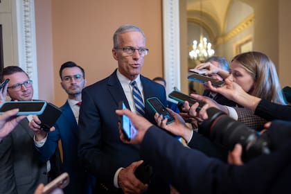 El líder de la mayoría en el Senado de Estados Unidos, el republicano John Thune, habla con reporteros acerca del cierre del gobierno, en el Capitolio