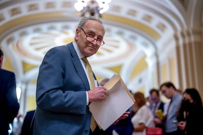 El líder de la mayoría en el Senado, el demócrata Chuck Schumer, habla con reporteros en el Capitolio, el martes 12 de diciembre de 2023, en Washington. (AP Foto/J. Scott Applewhite)