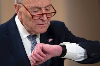 El líder de la minoría del Senado, Chuck Schumer, enfrenta críticas internas tras apoyar un plan de gastos republicano, lo que generó divisiones en el Partido Demócrata