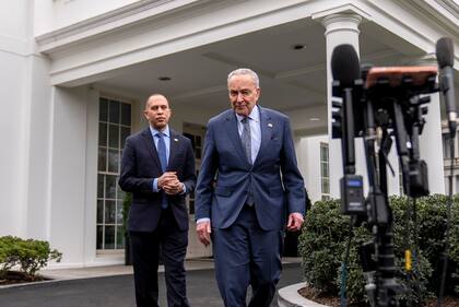 El líder de la minoría demócrata en el Senado Chuck Schumer (d) y el líder de la minoría demócrata en la Cámara de Representantes Hakeem Jeffries en la Casa Blanca en Washington el 27 de febrero del 2024. (AP foto/Andrew Harnik)