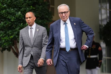 El líder de la minoría en el Senado, el demócrata Chuck Schumer, a la derecha, y el líder demócrata en la Cámara de Representantes, Hakeem Jeffries