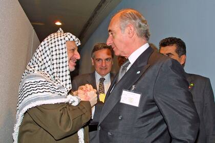 El líder de la OLP, Yasser Arafat, se renió con el presidente argentino, Fernando de la Rúa, el 10 de noviembre de 2001 en la sede de las Naciones Unidas en Nueva York