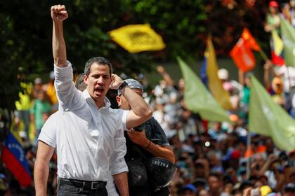 El líder de la oposición vuelve envalentonado por los avales recibidos en su gira internacional y planea una reactivación de las protestas