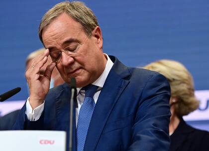 El líder de la Unión Demócrata Cristiana (CDU) y candidato a canciller, Armin Laschet, hace gestos en el escenario de la sede de la CDU después de que las estimaciones fueran transmitidas por televisión
