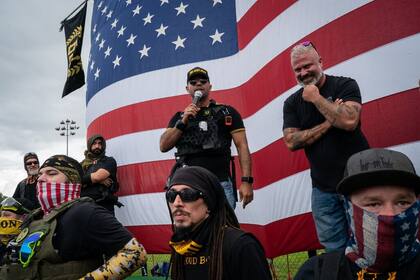 El líder de Proud Boys, Enrique Tarrio, al centro, en un mitin en Oregon en septiembre. Tarrio se refirió a Telegram como “la parte más oscura de la web”