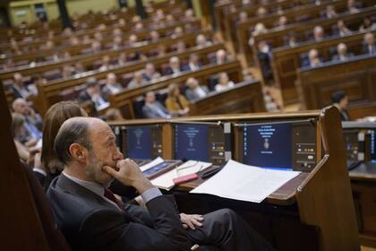 El líder del opositor PSOE Alfredo Pérez Rubalcaba, durante la votación en el Congreso de la abdicación del rey