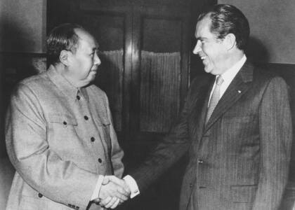 El líder del Partido Comunista chino, Mao Tse-tung, saluda al presidente estadounidense Richard Nixon durante la histórica visita de 1972 a Pekín 
