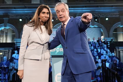 El líder del partido de extrema derecha británico, Reform UK, Nigel Farage, y la exministra del Interior Suella Braverman durante una rueda de prensa de Reform UK en Londres