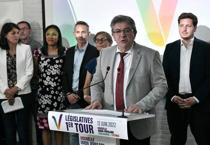 El líder del partido de izquierdas La France Insoumise (LFI), diputado y líder de la coalición de izquierdas Nupes, Jean-Luc Melenchon, pronuncia un discurso durante la velada electoral en la sede de Nupes, tras la primera vuelta de las elecciones parlamentarias francesas en París, el 12 de junio de 2022.