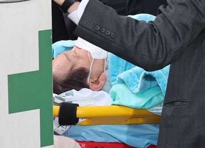El líder del partido de la oposición surcoreana, Lee Jae-myung, quien fue atacado en Busan, yace en una camilla al llegar al Hospital de la Universidad Nacional de Seúl en Seúl el 2 de enero de 2024.