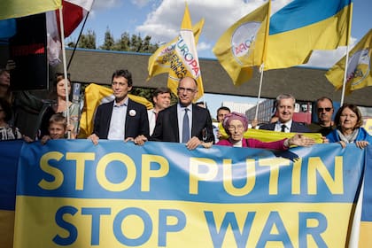 El líder del Partido Democrático Enrico Letta participa en una marcha con la comunidad ucraniana en oposición a la invasión rusa en Ucrania, en Roma