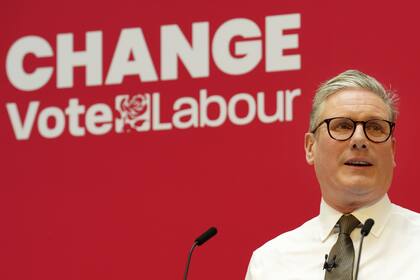 El líder del Partido Laborista británico, Keir Starmer, habla en el escenario durante el lanzamiento del manifiesto del partido en Manchester, Inglaterra, el jueves 13 de junio de 2024.