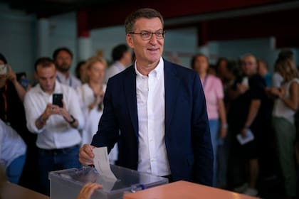 El líder del Partido Popular, Alberto Núñez Feijoo, emite su voto en Madrid, España, el domingo 23 de julio de 2023